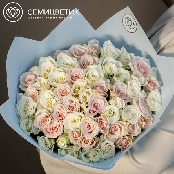 Букет из 51 нежно-розовой и белой розы 30 см (Кения)
