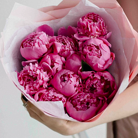 Букет из 11 ярко-розовых пионов Standart Plus в розовой пленке
