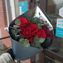 Яркий букет с ароматными розами и эвкалиптом в упаковке
