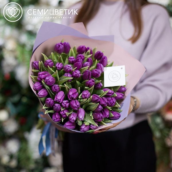Букет из 51 фиолетового тюльпана