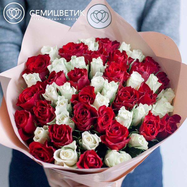 Букет из 51 красной и белой розы 40 см (Кения)