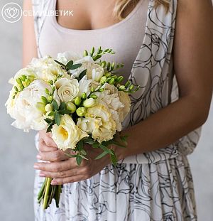 Свадебный букет из пионов, роз и фрезии