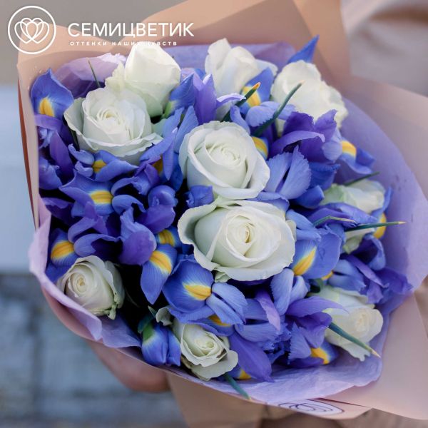 Букет из 10 белых роз (Кения) Standart и 25 синих ирисов