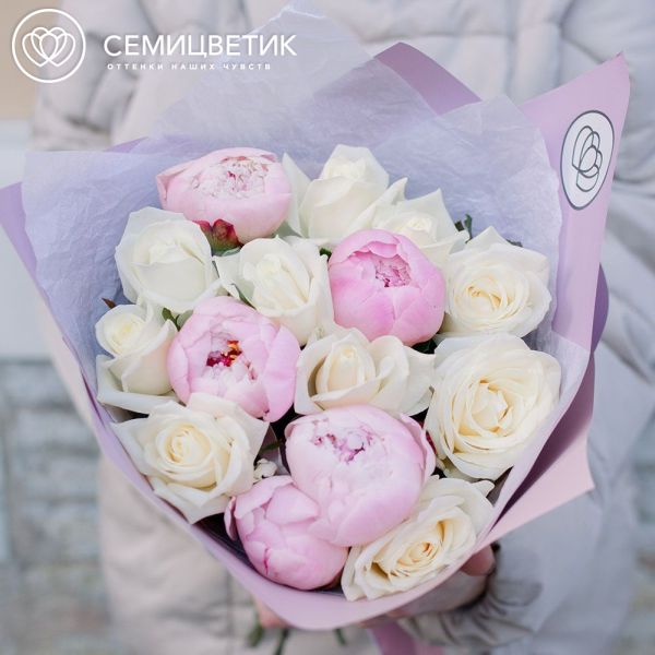 Букет из 5 розовых пионов Standart и 10 белых роз 35-40 см (Россия)