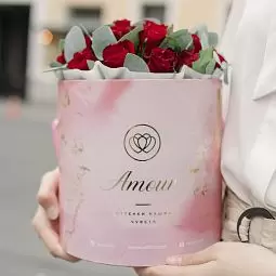 Букет в розовой шляпной коробке Amour Mini из 21 красной розы (Кения) Standart с эвкалиптом