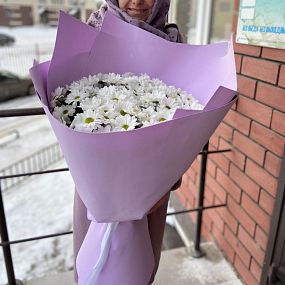 Огромный букет из хризантем в стильной упаковке