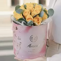 Букет в розовой шляпной коробке Amour Mini из 21 желтой розы (Кения) Standart с эвкалиптом