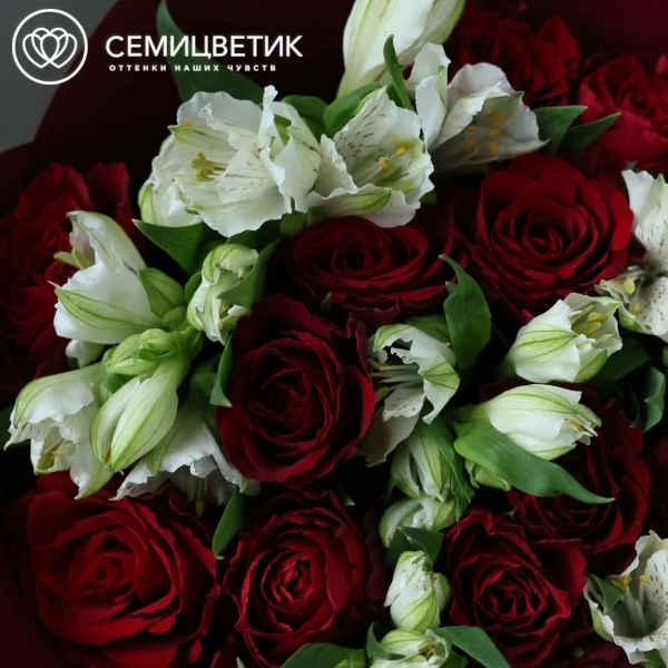 Букет из 15 красных роз 40 см (Кения) и 7 белых альстромерий в кремовой пленке