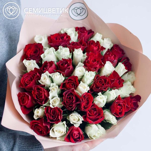Букет из 51 красной и белой розы 40 см (Кения)