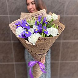 Яркий букет из сочных ирисов, эустомы и диантусов