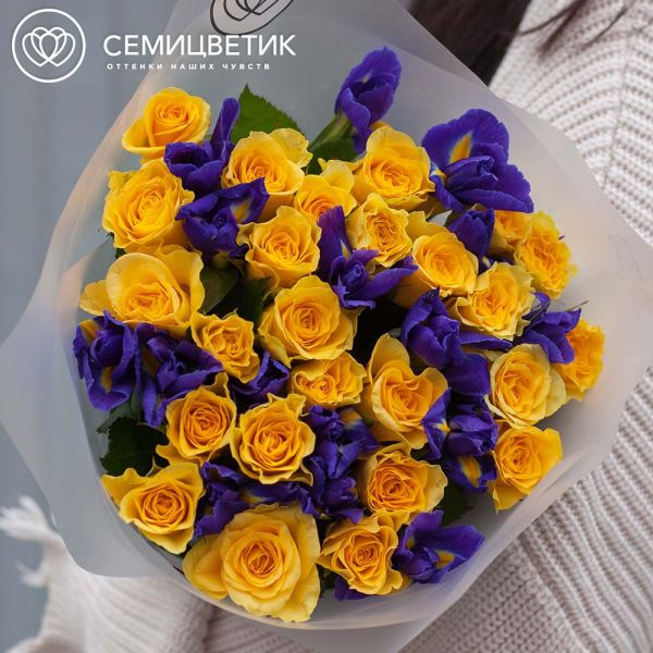 Букет из 25 желтых роз (Россия) и 16 синих ирисов в прозрачной пленке