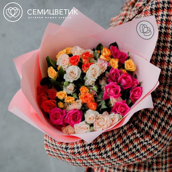 Букет из 15 кустовых роз 40 см микс (Кения) в розовой пленке