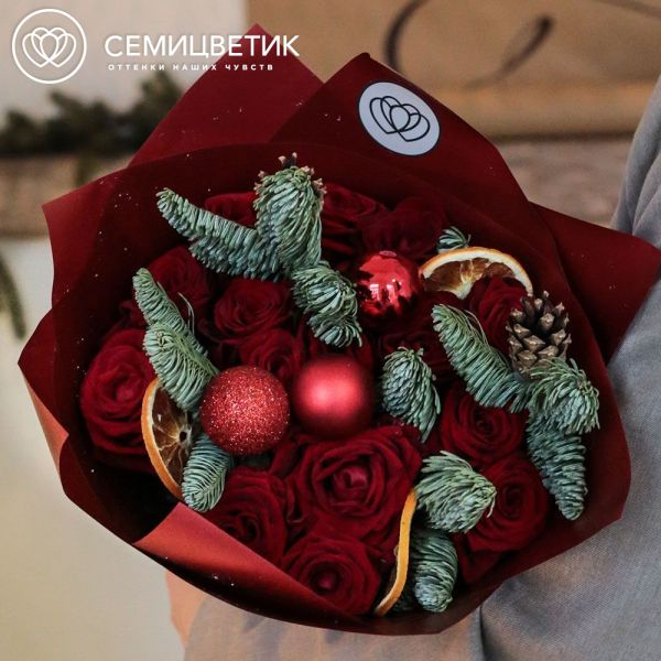 Букет из 15 красных роз 35-40 см (Россия) с елью и шишками