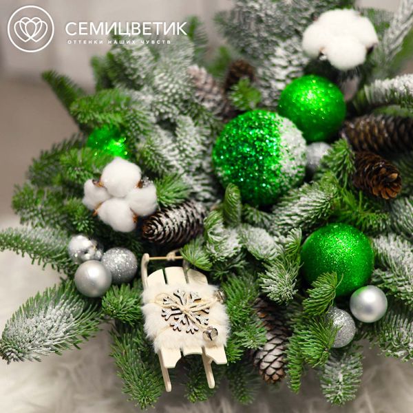 Новогодняя композиция в зеленых тонах с санями