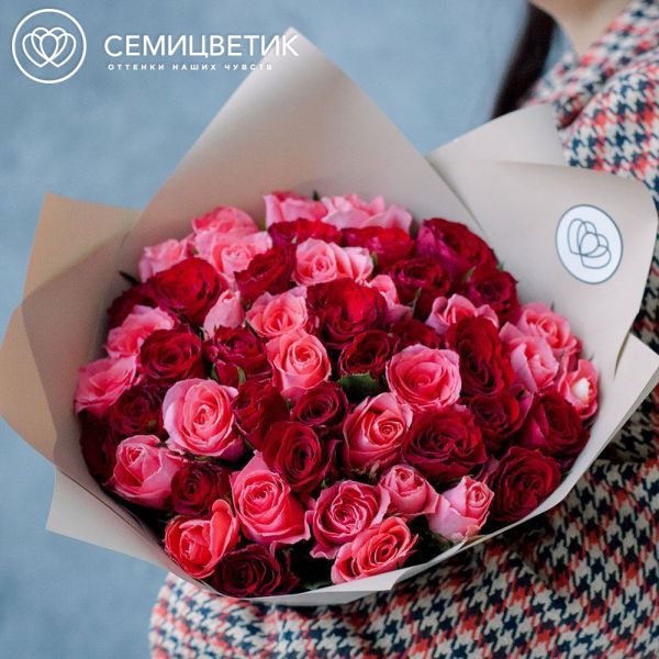 Букет из 51 красной и коралловой розы 40 см (Кения)