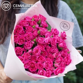 Букет из 21 малиновой кустовой розы 40 см (Кения) в розовой пленке