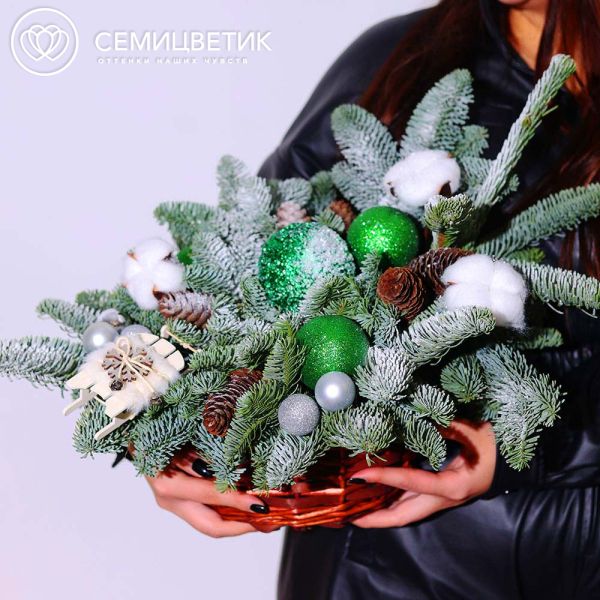 Новогодняя композиция в зеленых тонах с санями