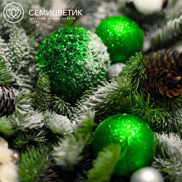 Новогодняя композиция в зеленых тонах с санями