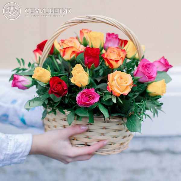 25 роз микс Кения Standart с зеленью в корзине