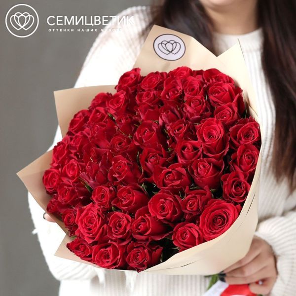 Букет из 51 красной розы 40 см (Кения) в кремовой пленке