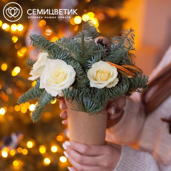 Композиция из белых роз (Кения) с елью в стакане