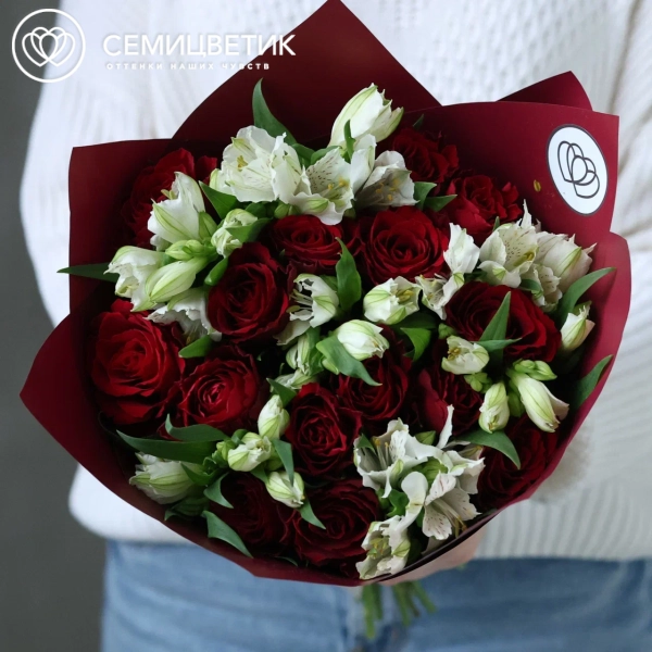 Букет из 15 красных роз 40 см (Кения) и 7 белых альстромерий в кремовой пленке