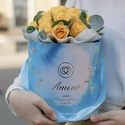Букет в голубой шляпной коробке Amour Mini из 21 желтой розы (Кения) Standart с эвкалиптом