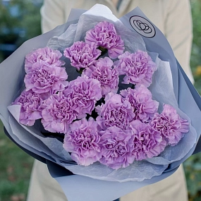 Букет из 15 сиреневых (лунных) гвоздик в голубой пленке
