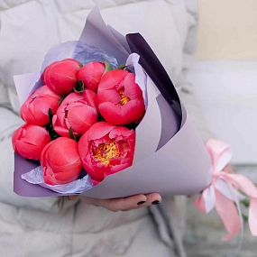 Букет из 9 коралловых пионов Coral Sunset Premium в сиреневой пленке