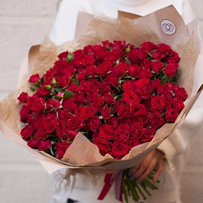 Букет из 51 красной кустовой розы 40 см (Кения) в бородовой пленке