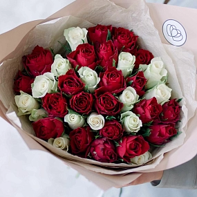 Букет из 35 красных и белых роз 40 см (Кения) в кремовой пленке
