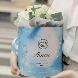 Букет в голубой шляпной коробке Amour Mini из 21 белой розы (Кения) Standart с эвкалиптом
