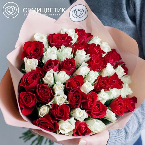 Букет из 51 красной и белой розы 40 см (Кения)