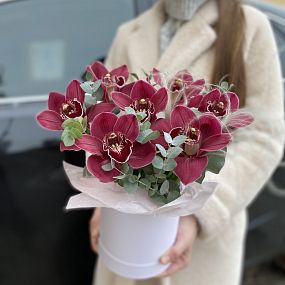 Коробка с орхидеями