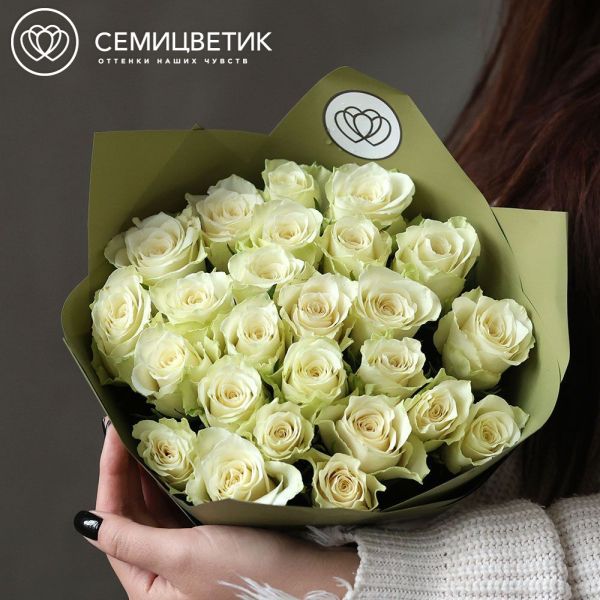 Букет из 25 белых роз 40 см (Кения) в оливковой пленке