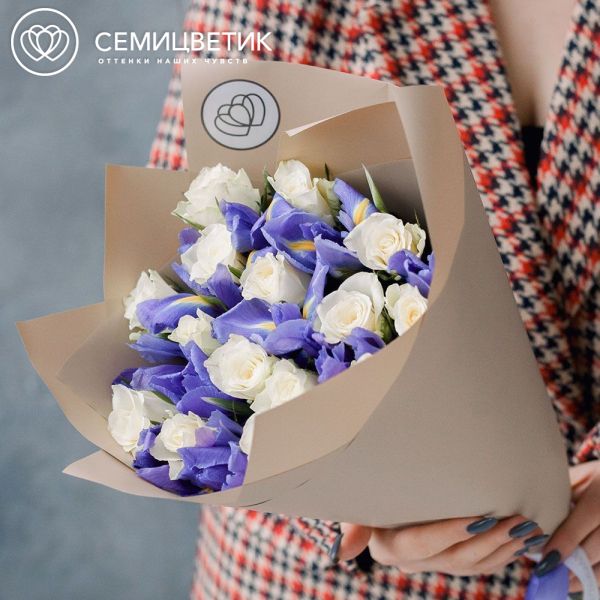 Букет из 10 белых роз (Кения) и 15 синих ирисов