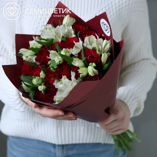 Букет из 15 красных роз 40 см (Кения) и 7 белых альстромерий в кремовой пленке