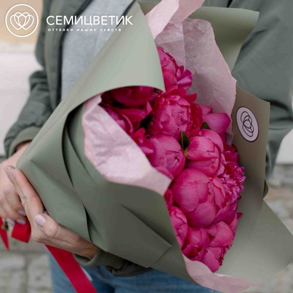 Букет из 15 ярко-розовых пионов Standart Plus