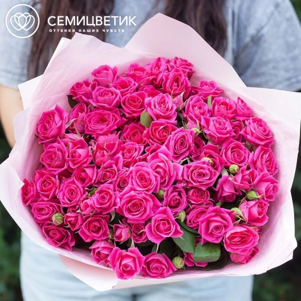 Букет из 21 малиновой кустовой розы 40 см (Кения) в розовой пленке