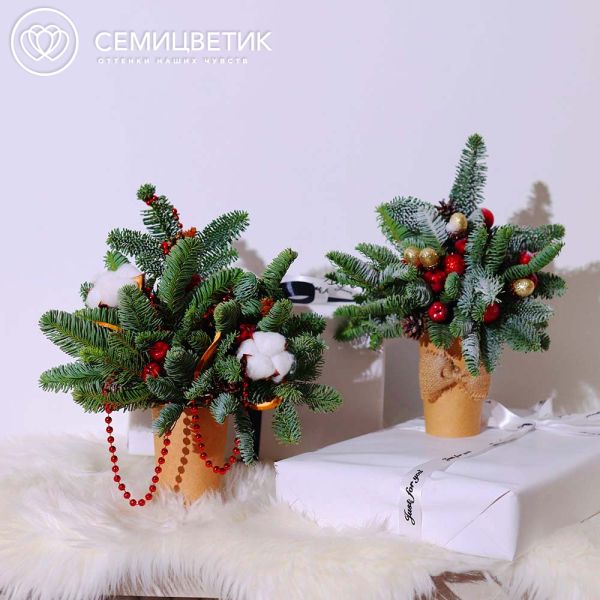 Композиция с елью и красными бусами в стакане