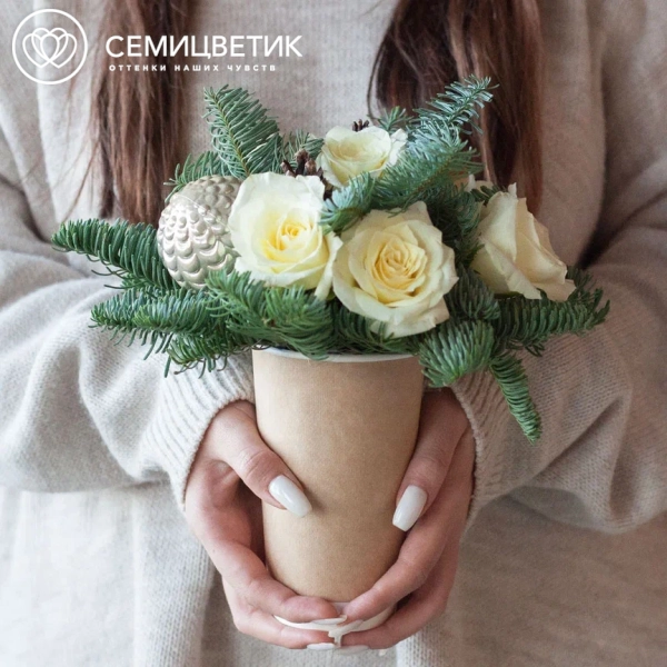 Композиция из белых роз (Кения) с елью в стакане