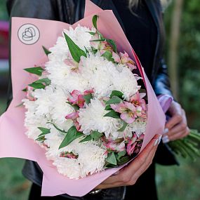 Свадебный букет  из 5 белых кустовых хризантем и 10 розовых альстромерий