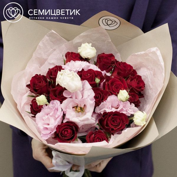 Букет из 15 красных роз (Кения) и 6 розовых лизиантусов в кремовой пленке