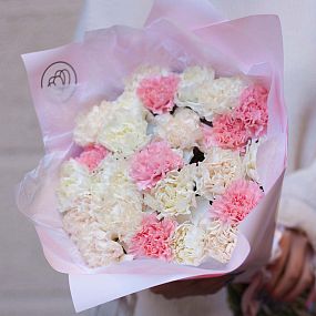 Монобукет  из 25 розовых, белых и кремовых гвоздик