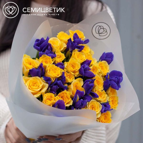 Букет из 25 желтых роз (Россия) и 16 синих ирисов в прозрачной пленке