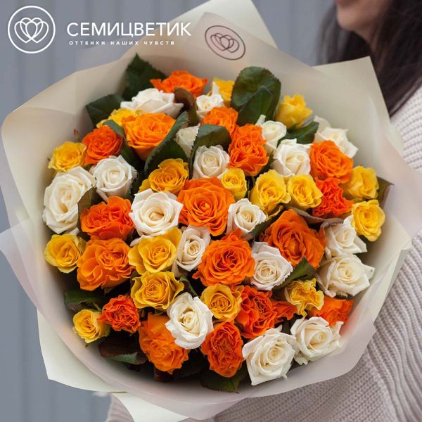 Букет из 51 оранжевой, желтой и белой розы 35-40 см (Россия)