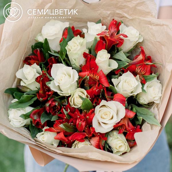 Букет из 15 белых роз 30 см (Кения) и 7 красных альстромерий в кремовой пленке