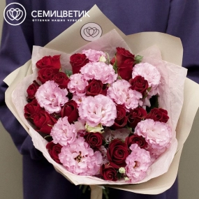 Букет из 20 красных роз 40 см (Кения) и 11 розовых лизиантусов в кремовой пленке