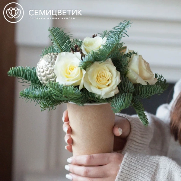 Композиция из белых роз (Кения) с елью в стакане