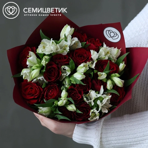 Букет из 15 красных роз 40 см (Кения) и 7 белых альстромерий в кремовой пленке